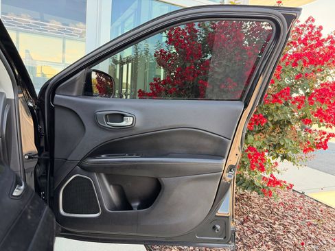 Used 2018 Jeep Compass Limited w/ Navigation Group AWD/4WD image 19