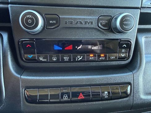 Used 2024 RAM ProMaster 2500 w/ Convenience Group FWD image 34