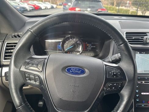 Used 2018 Ford Explorer Limited image 11