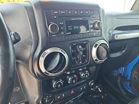 Used 2016 Jeep Wrangler Unlimited Rubicon AWD/4WD image 19