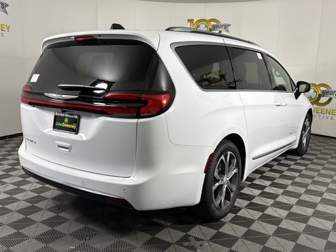 New 2026 Chrysler Pacifica Pinnacle image 10