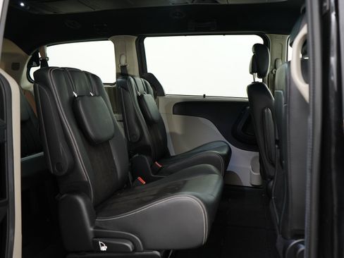 Used 2020 Dodge Grand Caravan SXT w/ Driver Convenience Group FWD image 12