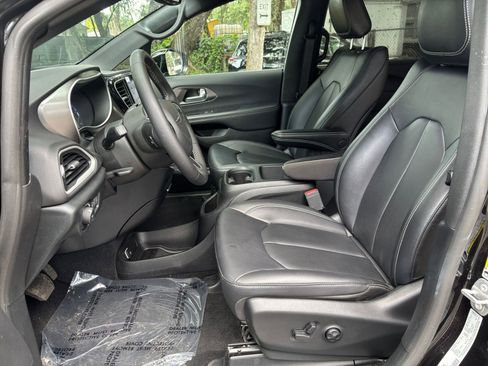 Used 2025 Chrysler Pacifica Select FWD image 29