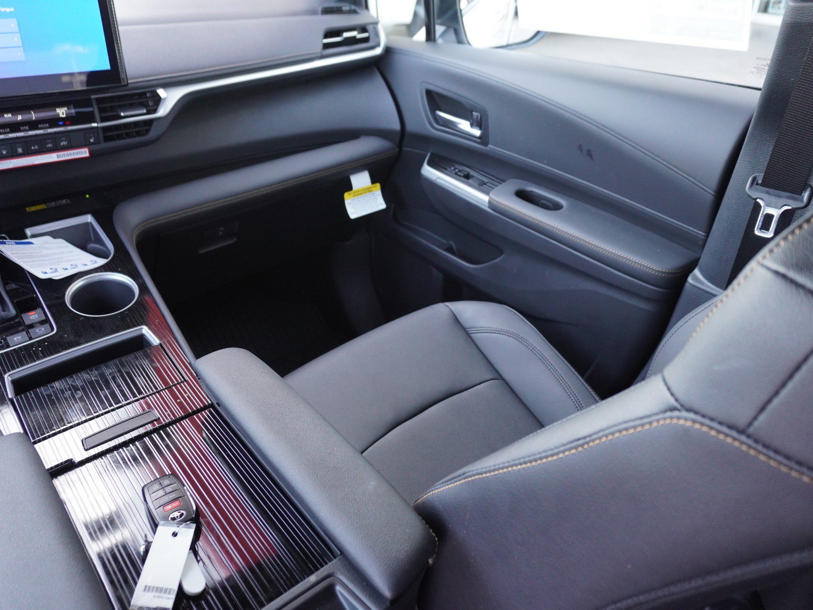 New 2026 Toyota Sienna XLE Woodland Edition AWD/4WD image 17