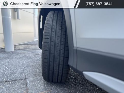 New 2025 Volkswagen Tiguan SE image 12