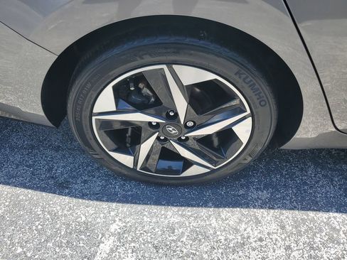 Used 2022 Hyundai Elantra Limited w/ Cargo Package FWD image 7