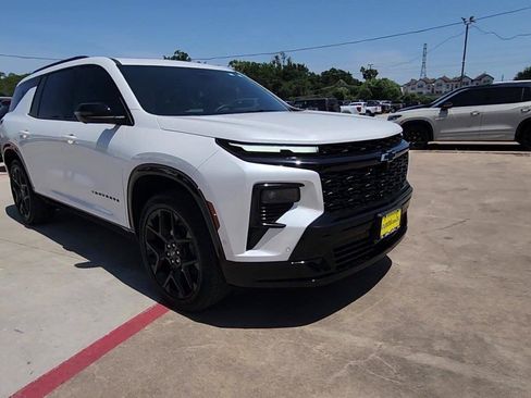Used 2024 Chevrolet Traverse RS FWD image 2