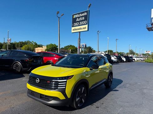 Used 2025 Nissan Kicks SR AWD/4WD image 1