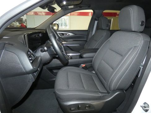Used 2025 Chevrolet Traverse LT image 9
