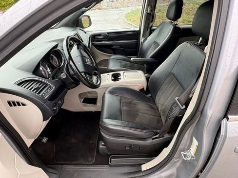 Used 2019 Dodge Grand Caravan SXT FWD image 12