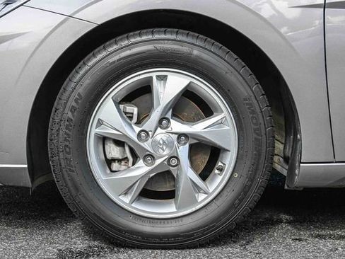 Certified 2023 Hyundai Elantra SE image 11