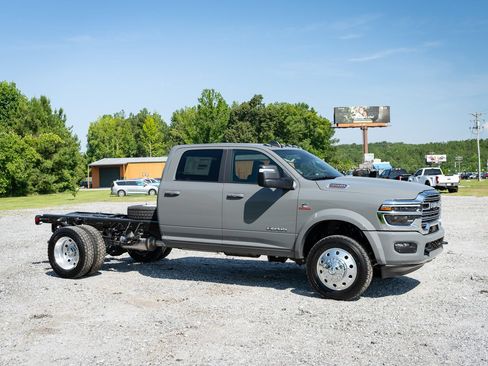 New 2026 RAM 4500 4x4 Crew Cab DRW w/ Laramie Trim Package image 11