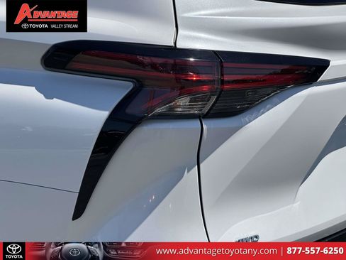 Used 2023 Toyota Sienna Limited AWD/4WD image 10