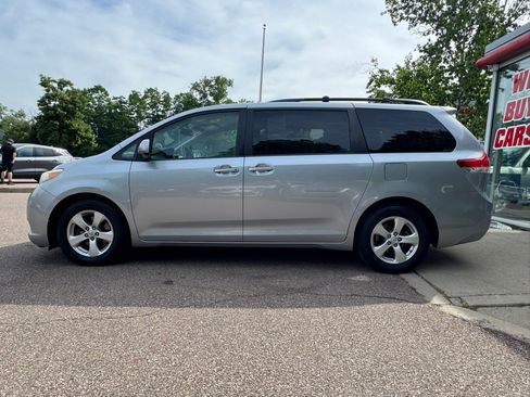 Used 2014 Toyota Sienna LE FWD image 4