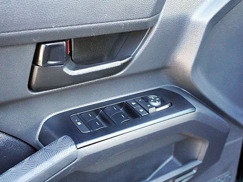 Used 2025 Toyota Tacoma SR5 AWD/4WD image 32