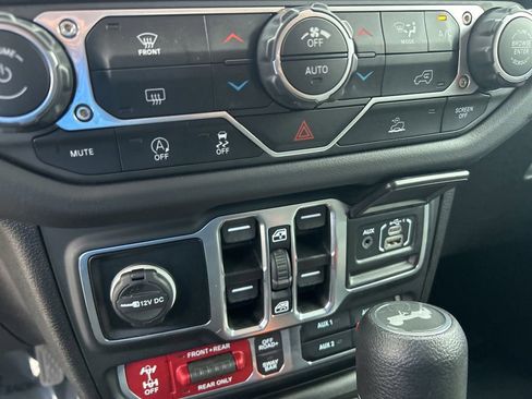 Used 2025 Jeep Wrangler Unlimited Rubicon AWD/4WD image 39