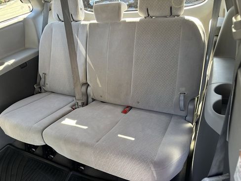 Used 2017 Toyota Sienna LE image 26