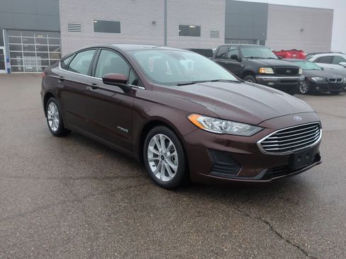 Used 2019 Ford Fusion SE image 2