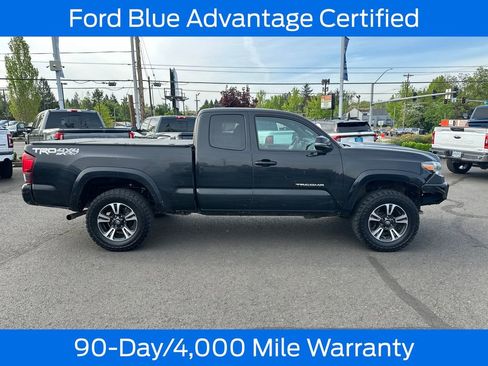 Used 2018 Toyota Tacoma TRD Sport AWD/4WD image 9