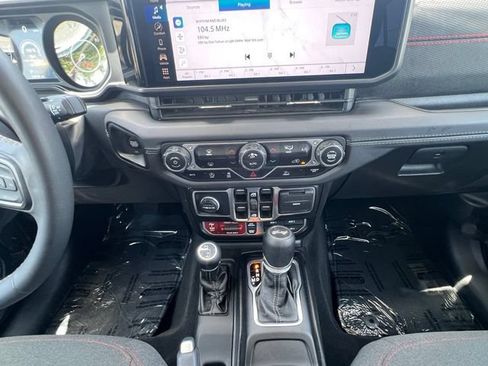 Used 2025 Jeep Wrangler Unlimited Rubicon AWD/4WD image 3