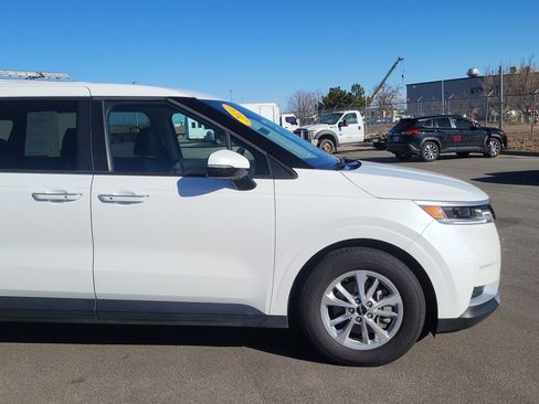 Used 2024 Kia Carnival LX image 6