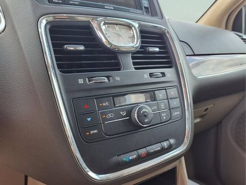 Used 2015 Chrysler Town & Country Touring-L FWD image 18