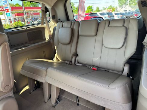Used 2015 Chrysler Town & Country Touring-L w/ Driver Convenience Group image 34