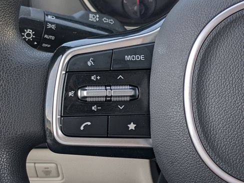 Certified 2023 Kia Carnival LX image 20