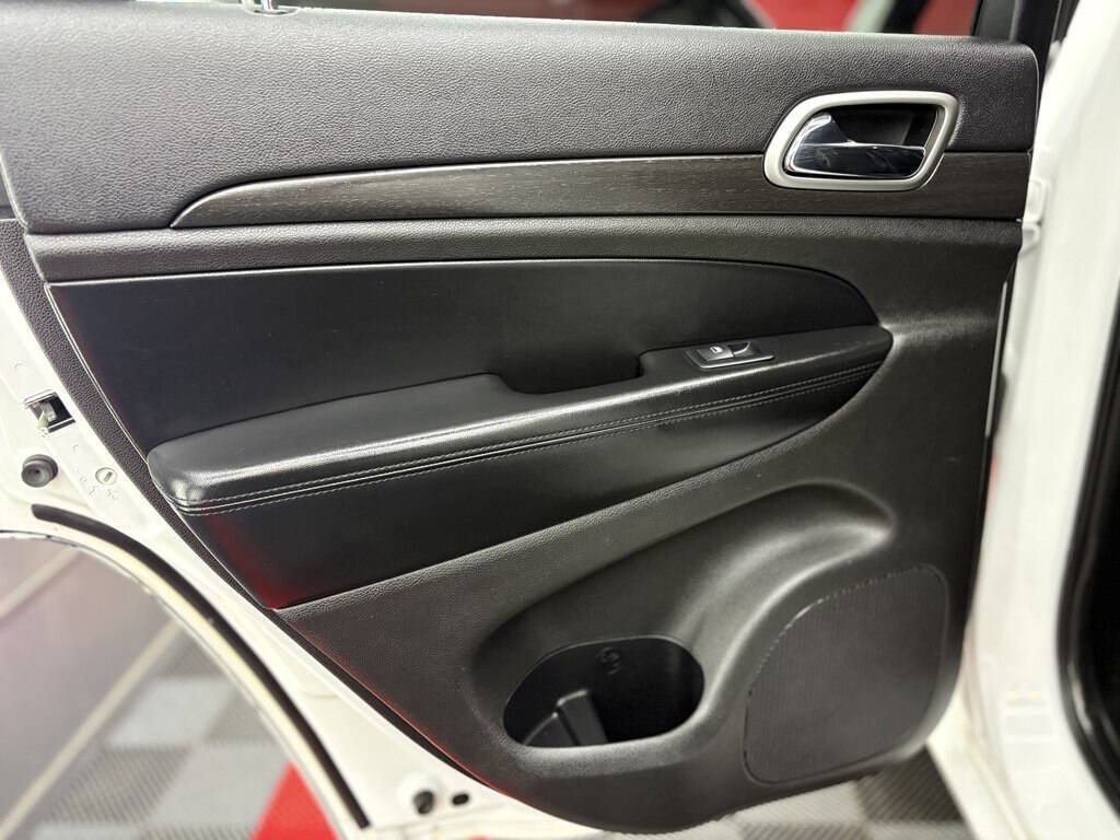 Used 2018 Jeep Grand Cherokee Altitude AWD/4WD image 10