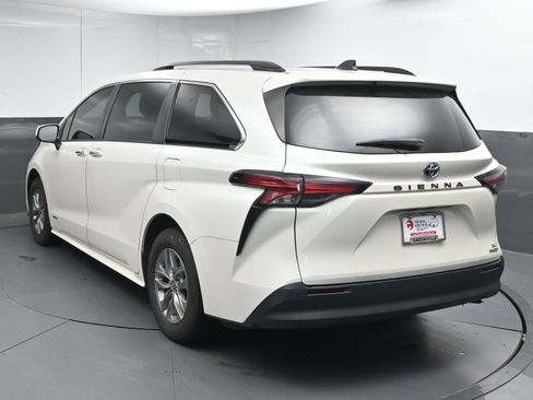 Certified 2021 Toyota Sienna XLE image 7