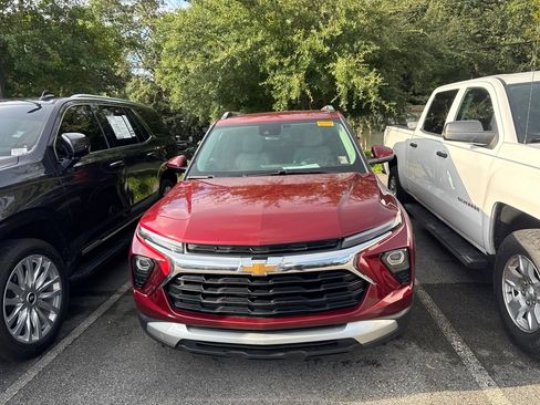 Used 2025 Chevrolet TrailBlazer LT w/ Convenience Package AWD/4WD image 2