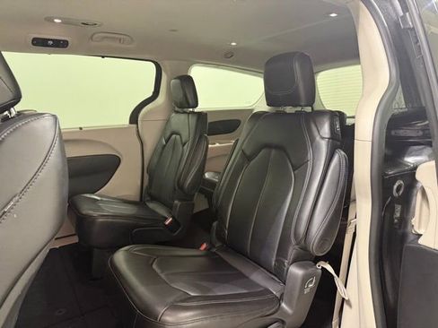 Used 2023 Chrysler Pacifica Touring-L image 23