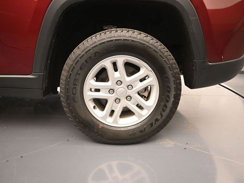 Used 2024 Jeep Grand Cherokee Laredo image 10