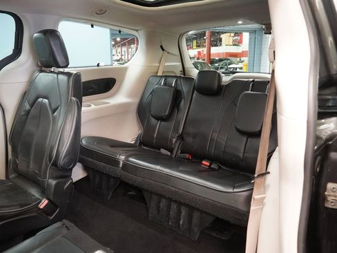 Used 2020 Chrysler Pacifica Limited FWD image 27