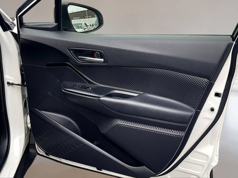 Used 2018 Toyota C-HR XLE FWD image 27