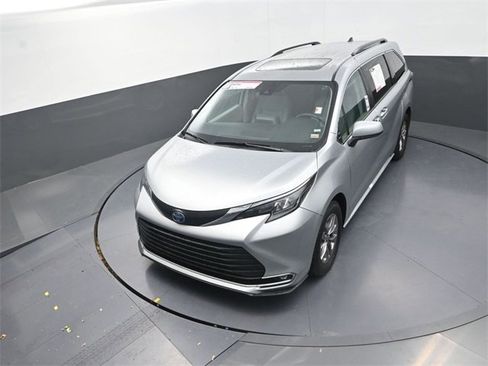 Used 2024 Toyota Sienna XLE image 18