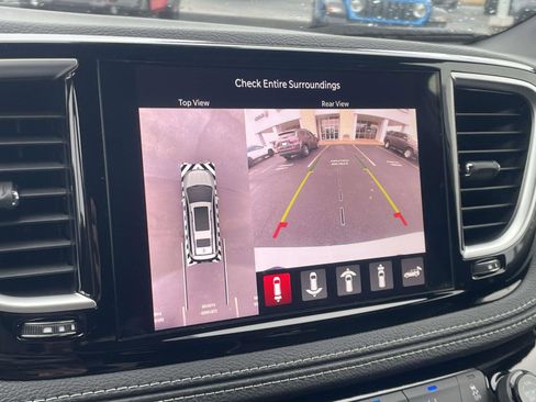 New 2026 Chrysler Pacifica Limited image 9