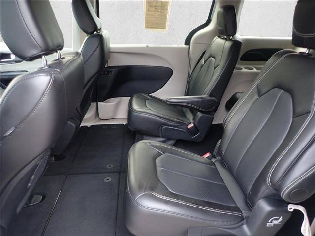 Used 2024 Chrysler Pacifica Touring-L FWD image 10