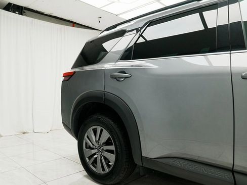 Used 2025 Nissan Pathfinder SV image 11