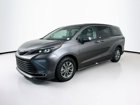 Used 2024 Toyota Sienna XLE FWD image 3