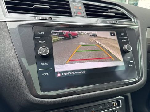 Used 2021 Volkswagen Tiguan SE w/ Panoramic Sunroof Package FWD image 15