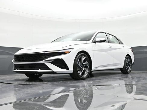 Used 2025 Hyundai Elantra Limited image 20