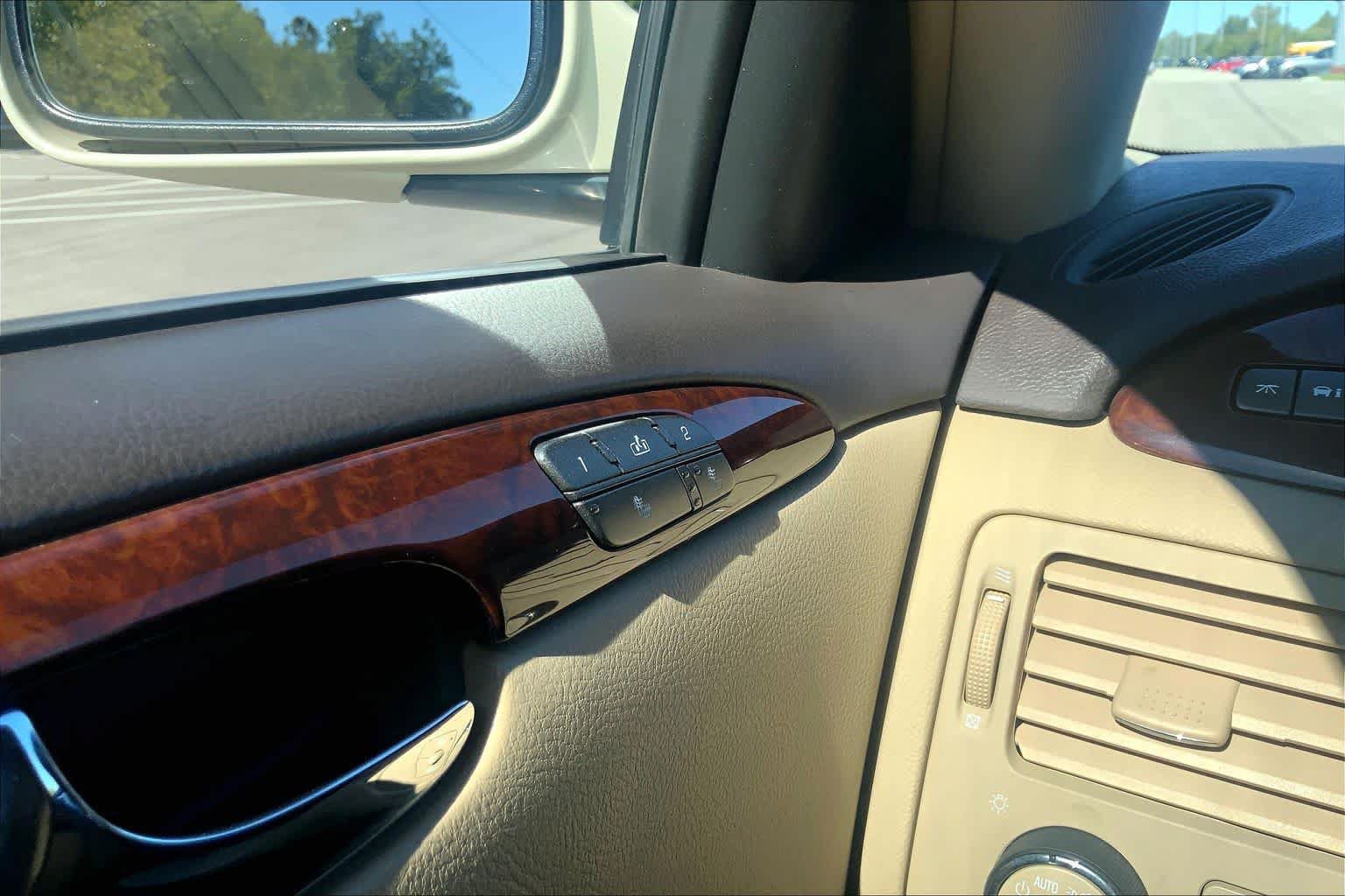 Used 2010 Buick Lucerne CXL FWD image 29