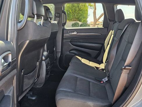 Used 2019 Jeep Grand Cherokee Laredo RWD image 25