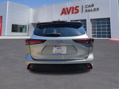 Used 2024 Toyota Highlander LE image 7