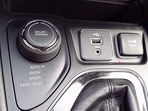 Used 2019 Jeep Cherokee Limited AWD/4WD image 24