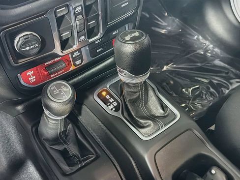 Used 2024 Jeep Wrangler Unlimited Rubicon 4xe w/ Convenience Group AWD/4WD image 17