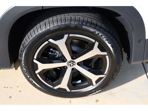 New 2026 Volkswagen Tiguan SE image 17
