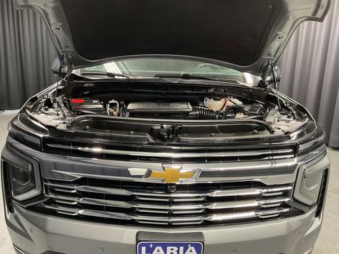 Used 2025 Chevrolet Suburban Premier AWD/4WD image 19