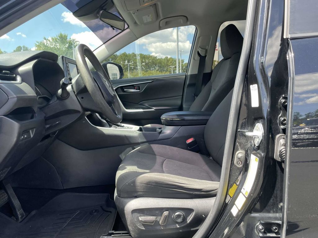 Used 2021 Toyota RAV4 XLE FWD image 15